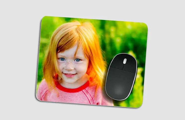 Muispad|Gepersonaliseerde muismat met een schattig roodharig meisje, levendige groene achtergrond. Maak vandaag nog je unieke ontwerp!|Gepersonaliseerde muismatten: Levendige ontwerpen, met eenhoorns, katten en surfers. Creëer je unieke stijl!|Gepersonaliseerde muismat met een gelukkig stel, zomervakantiefoto. Uniek ontwerp, jouw foto!|Gepersonaliseerde muismat met een gelukkig gezin met hun hond in een zonovergoten veld. Maak je eigen unieke ontwerp!||||||