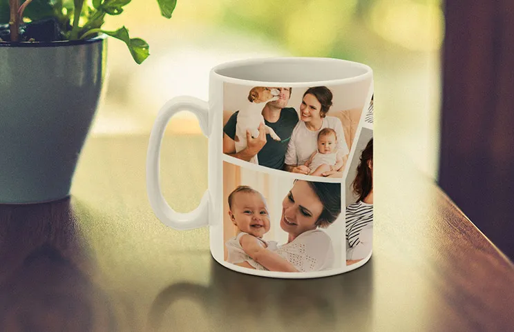 Fotocollage mokken van Printerpix|Op maat ontworpen mok met collage van foto's van het stel en hun baby van Printerpix|Close-up van op maat gemaakte fotomok met een fotocollage van familiefoto's en tekst|Close-up van mok met fotocollage van foto's van een jong stel|Meisje houdt mok vast met fotocollage ontwerp van stel foto's|Twee op maat gemaakte fotomokken met romantische en familiethema afbeeldingen en tekst|||||