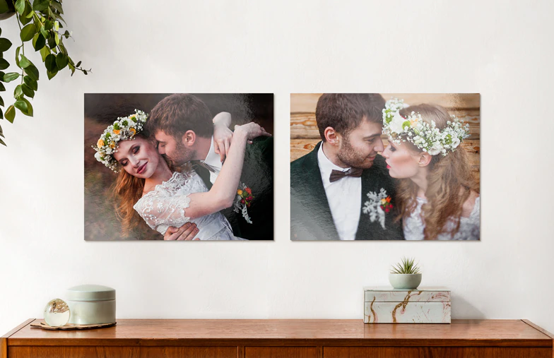 Metalen fotoprint van Printerpix|Aluminium fotoprint van een berg en een meer vastgehouden door een vrouw gemaakt door Printerpix|Kleine vierkante metalen print van een man die in een meer duikt|Metalen fotoprint van moeder en dochter op boekenplank|Vrouw plaatst metalen print van vriendin en vriend op muur|Drie metalen fotoprints van verschillende maten|||||