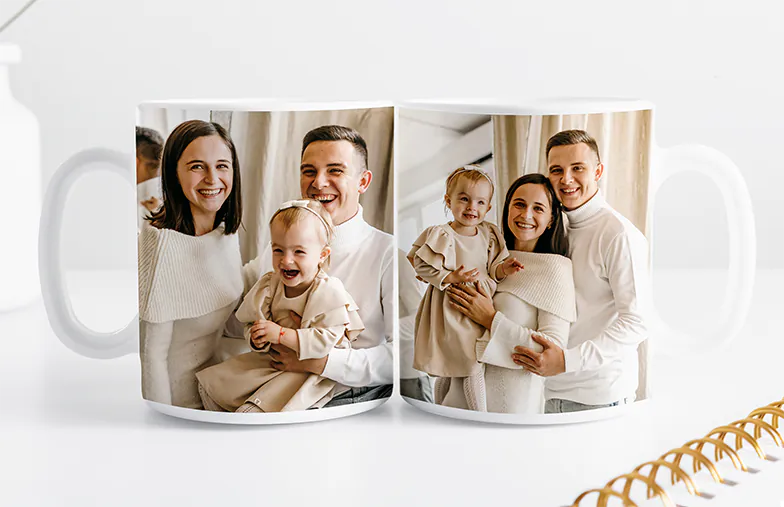 Gepersonaliseerde Fotomokken van Printerpix|Moeder en baby houden een gepersonaliseerde mok met cartoonontwerp van Printerpix met tekst voor papa|Gepersonaliseerde fotomok met afbeelding van een kruipende baby in dierenpak|Moeder en dochter houden gepersonaliseerde fotomokken met familiefoto's|Kussend stel met gepersonaliseerde mokken met tekst|Gepersonaliseerde fotomok met je eigen foto van een hond|||||