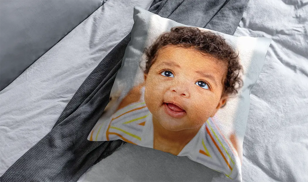 Gepersonaliseerde Kussenhoezen|Gepersonaliseerd kussen met een gelukkig gezin met zonnebrillen, zomerse herinneringen makend. Maak de jouwe vandaag nog!|Gelukkige vrouw omarmt gepersonaliseerd kussen met een levendige foto van een stel. Maak jouw unieke aandenken!|Gepersonaliseerd kussen met twee vrienden, hoogwaardige print op premium stof. Volledig aanpasbaar!|Gepersonaliseerd kussen met een gelukkige familiefoto, geplaatst op een bank. Maak een uniek aandenken!|Gepersonaliseerd kussen met een aquarel vlinderontwerp, initiaal & naam. Een uniek, doordacht cadeau.|||||