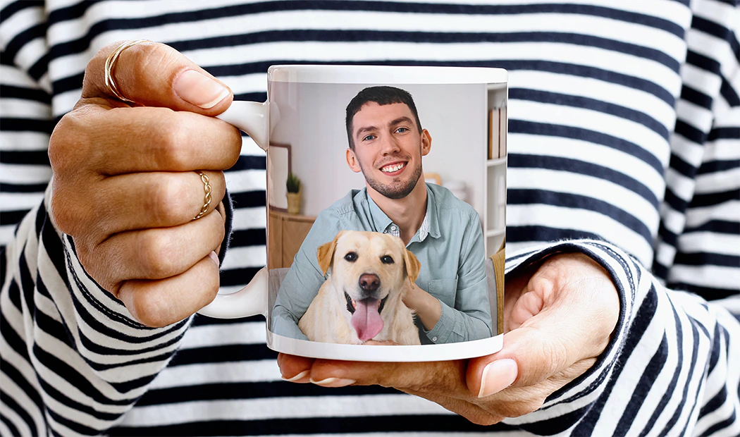Gepersonaliseerde Fotomokken van Printerpix|Moeder en baby houden een gepersonaliseerde mok met cartoonontwerp van Printerpix met tekst voor papa|Gepersonaliseerde fotomok met afbeelding van een kruipende baby in dierenpak|Moeder en dochter houden gepersonaliseerde fotomokken met familiefoto's|Kussend stel met gepersonaliseerde mokken met tekst|Gepersonaliseerde fotomok met je eigen foto van een hond|||||