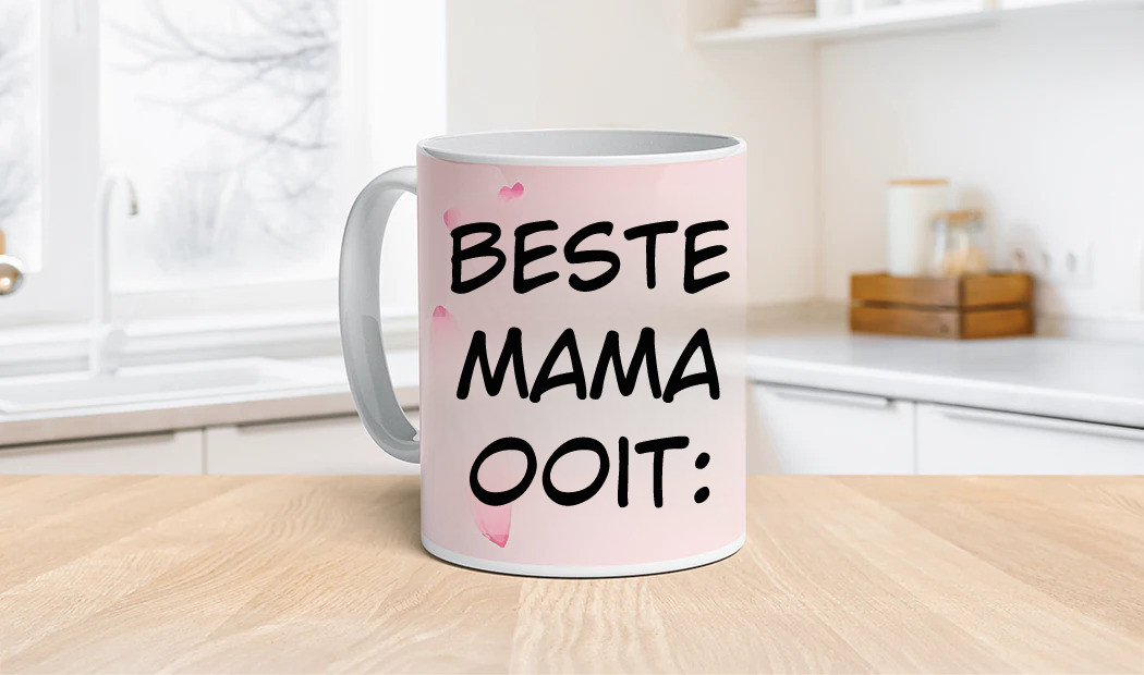 Gepersonaliseerde Fotomokken van Printerpix|Moeder en baby houden een gepersonaliseerde mok met cartoonontwerp van Printerpix met tekst voor papa|Gepersonaliseerde fotomok met afbeelding van een kruipende baby in dierenpak|Moeder en dochter houden gepersonaliseerde fotomokken met familiefoto's|Kussend stel met gepersonaliseerde mokken met tekst|Gepersonaliseerde fotomok met je eigen foto van een hond|||||