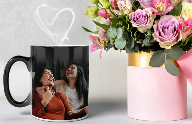 Printerpix aangepaste magische hitteveranderende mok met gepersonaliseerde foto van een baby onthuld|Printerpix aangepaste magische hitteveranderende mok met gepersonaliseerde foto van een baby onthuld|Jonge jongen die een op maat ontworpen magische mok vasthoudt met een foto van zichzelf erop|Magische mok met foto van kat waarop thee wordt geschonken op bureau|Koppel dat twee hitteveranderende magische mokken vasthoudt met gepersonaliseerde tekst van Printerpix|Gepersonaliseerde magische mok met onthulde foto van jonge vrouw|||||