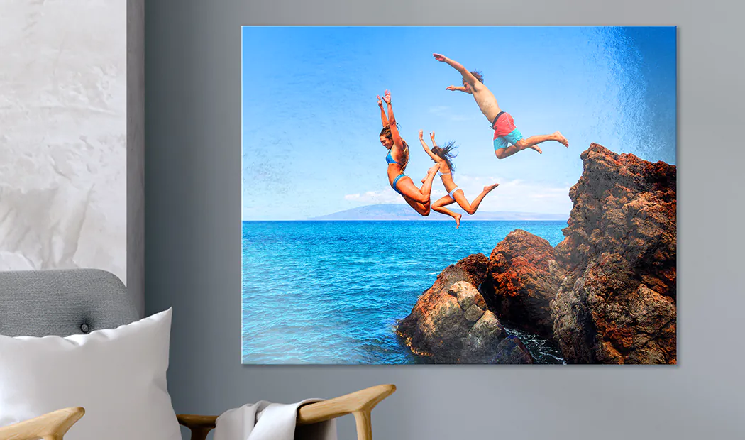 Gepersonaliseerde metalen fotoprint: Drie vrienden springen van rotsen in een levendige turquoise oceaan. Een verbluffend, op maat gemaakt stuk voor je huis.