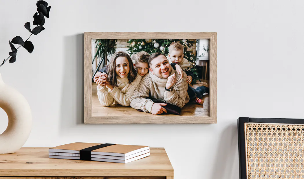 Ingelijste fotoprints van Printerpix|Gepersonaliseerde kerstfotolijst: gelukkig gezin van vier bij de boom.  Warme, feestelijke sfeer.|Gepersonaliseerde familiefoto's in verschillende maten, van klein tot extra groot, prachtig ingelijst.  Creëer je perfecte galerijmuur!|Gepersonaliseerde fotoprint in een hoogwaardige houten lijst, met ezelstandaard of ophangoptie.  Premium papier en hoge-definitie print.|Gepersonaliseerde familiefoto: drie generaties die samen lachen in een licht, luchtig huis. Koester je herinneringen!|Gepersonaliseerde familiefoto wanddisplay: gekoesterde momenten in stijlvolle witte en donkere lijsten, die winterplezier en familieliefde tonen.|Gepersonaliseerde fotolijsten:  Portretten van koppels in verschillende stijlen, die een liefdevolle thuisdisplay creëren.||||