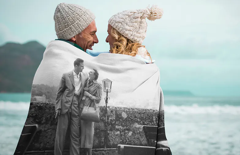 Mink Touch Fotodeken van Printerpix|Gepersonaliseerde Dekens|Grote fotodeken op tweepersoonsbed met foto van meisje|Fotodeken afbeelding met groottevergelijking|Fotodeken zwart-wit collage afbeelding||||||