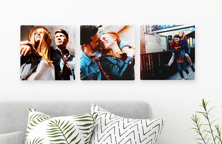 Vier metalen displaypaneel fotoprints met babyfoto's