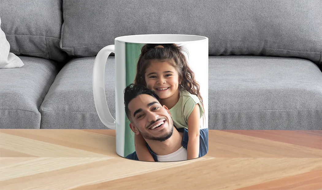 Gepersonaliseerde Fotomokken van Printerpix|Moeder en baby houden een gepersonaliseerde mok met cartoonontwerp van Printerpix met tekst voor papa|Gepersonaliseerde fotomok met afbeelding van een kruipende baby in dierenpak|Moeder en dochter houden gepersonaliseerde fotomokken met familiefoto's|Kussend stel met gepersonaliseerde mokken met tekst|Gepersonaliseerde fotomok met je eigen foto van een hond|||||