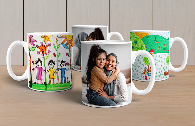 Gepersonaliseerde Fotomokken van Printerpix|Moeder en baby houden een gepersonaliseerde mok met cartoonontwerp van Printerpix met tekst voor papa|Gepersonaliseerde fotomok met afbeelding van een kruipende baby in dierenpak|Moeder en dochter houden gepersonaliseerde fotomokken met familiefoto's|Kussend stel met gepersonaliseerde mokken met tekst|Gepersonaliseerde fotomok met je eigen foto van een hond|||||