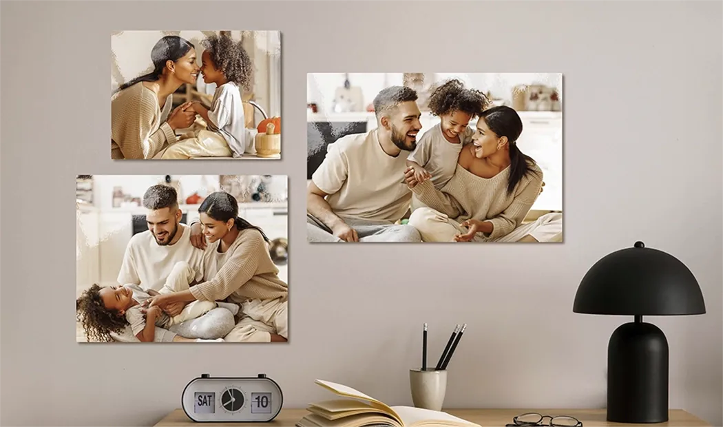 Fotoafdrukken door Printerpix|Stapel aangepaste fotoafdrukken van de online fotoafdrukservice van Printerpix|Kleine, middelgrote en grote fotoafdrukken op tafel vanaf mobiele telefoon|Fotoafdrukken|Handen die een fotoafdruk vasthouden van drie kinderen op vakantie|Verschillende maten van online fotoafdrukken van foto's gemaakt met mobiele telefoon van familie|||||