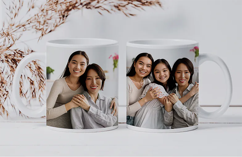 Gepersonaliseerde Fotomokken van Printerpix|Moeder en baby houden een gepersonaliseerde mok met cartoonontwerp van Printerpix met tekst voor papa|Gepersonaliseerde fotomok met afbeelding van een kruipende baby in dierenpak|Moeder en dochter houden gepersonaliseerde fotomokken met familiefoto's|Kussend stel met gepersonaliseerde mokken met tekst|Gepersonaliseerde fotomok met je eigen foto van een hond