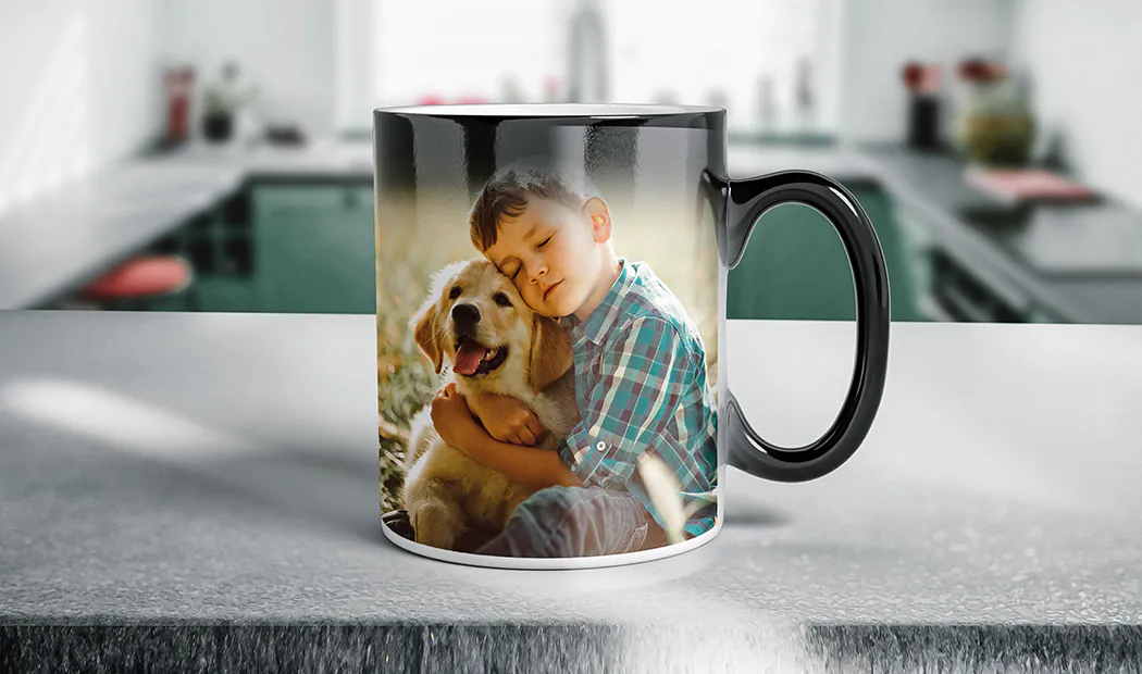 Gepersonaliseerde magische mok: Jongen knuffelt golden retriever, onthuld met warmte.