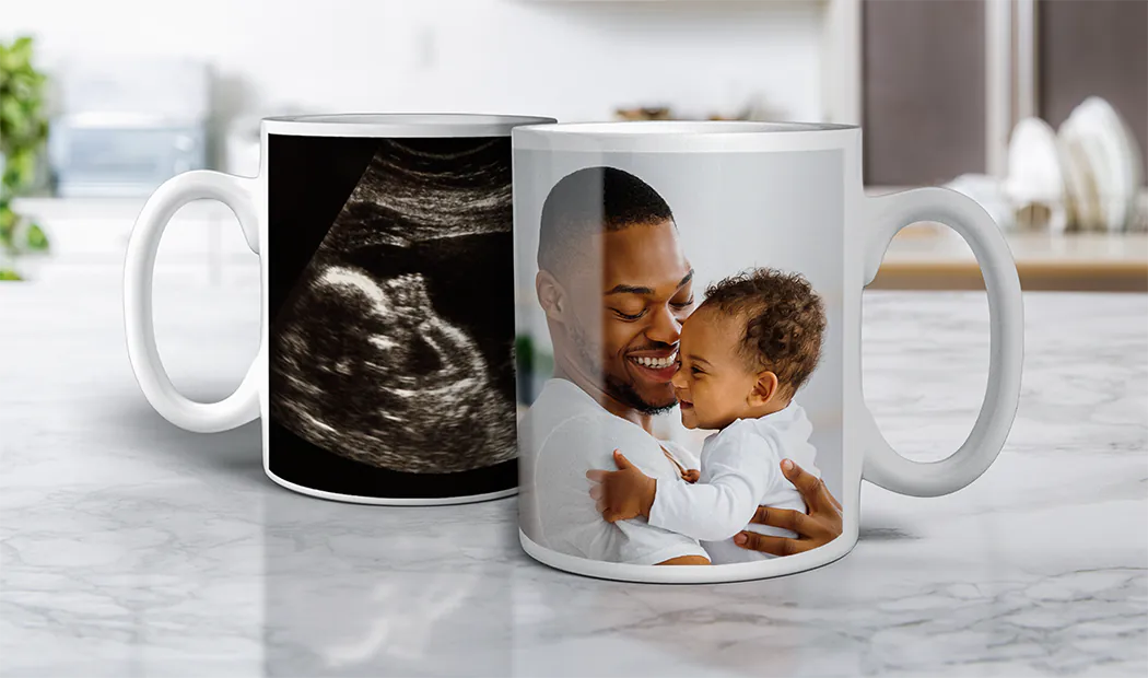 Gepersonaliseerde Fotomokken van Printerpix|Moeder en baby houden een gepersonaliseerde mok met cartoonontwerp van Printerpix met tekst voor papa|Gepersonaliseerde fotomok met afbeelding van een kruipende baby in dierenpak|Moeder en dochter houden gepersonaliseerde fotomokken met familiefoto's|Kussend stel met gepersonaliseerde mokken met tekst|Gepersonaliseerde fotomok met je eigen foto van een hond|||||