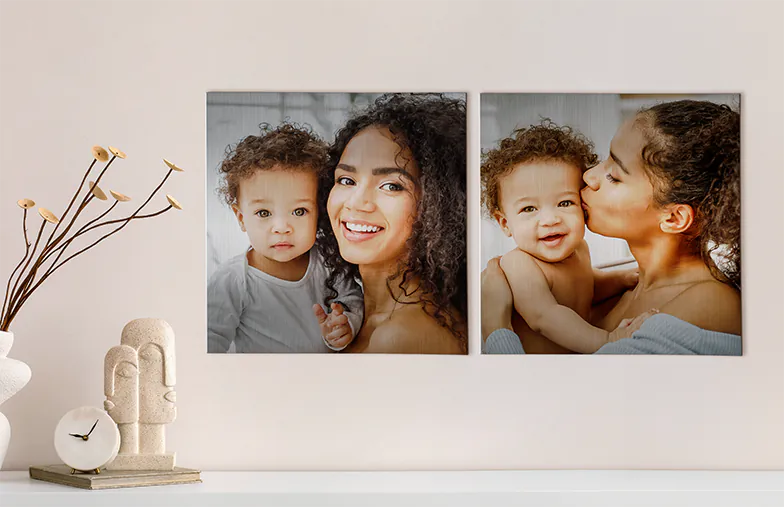 Foto Metalen Afdrukken|Foto Metalen Afdrukken|Kleine vierkante metalen afdruk van man die in het meer duikt|Metalen fotoafdruk van moeder en dochter op boekenplank|Vrouw plaatst metalen afdruk van vriendin en vriend op muur|Drie metalen fotoafdrukken van verschillende formaten|||||