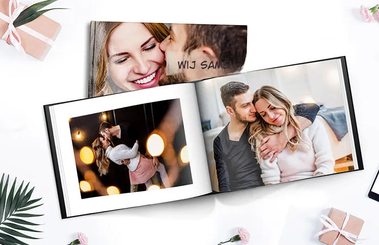 Gepersonaliseerd fotoalbum met romantische foto's van een stel en fotocover