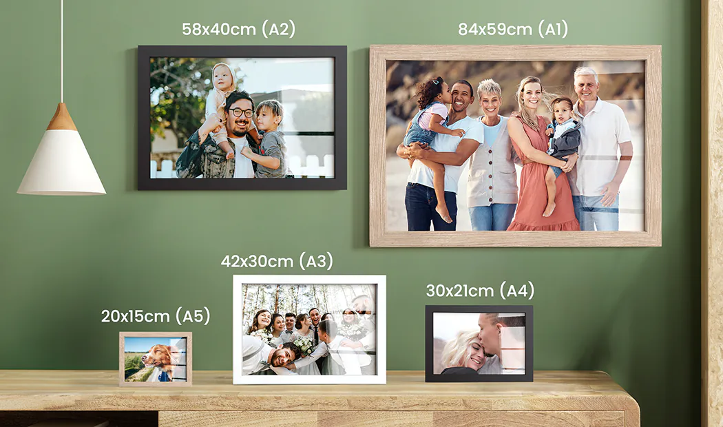 Gepersonaliseerde familiefoto's in verschillende maten, van klein tot extra groot, prachtig ingelijst.  Creëer je perfecte galerijmuur!