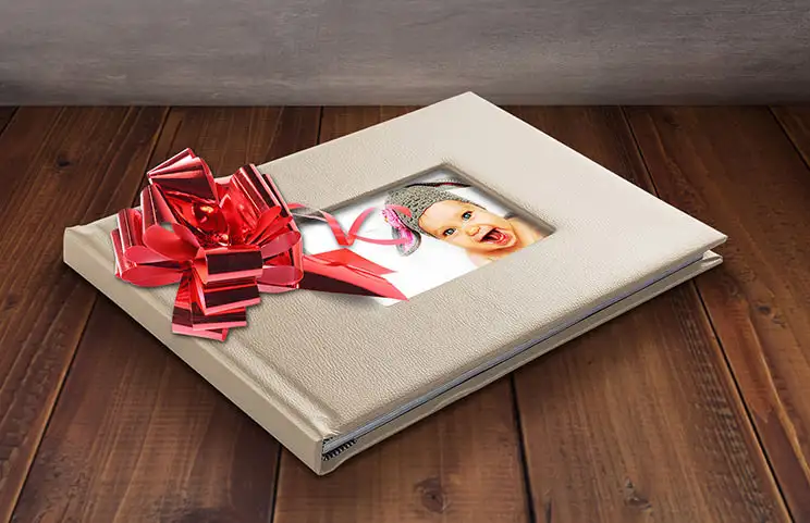Beige leren fotoboek met vensteromslag en babyfoto