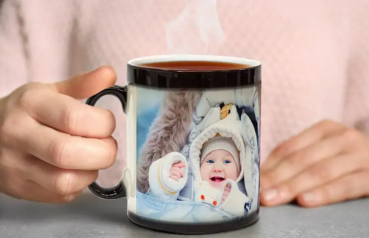 Gepersonaliseerde magische mok; hete drank onthult schattige babyfoto. Uniek cadeau!