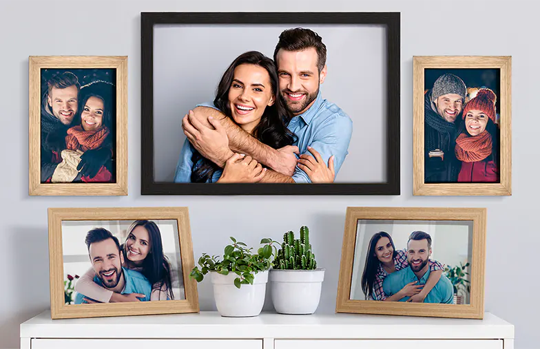 Gepersonaliseerde fotolijsten:  Portretten van koppels in verschillende stijlen, die een liefdevolle thuisdisplay creëren.