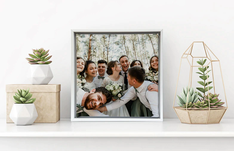 Ingelijste Canvas Prints: Geef je canvas een klassieke, galerijachtige uitstraling. Kies uit 4 prachtige kleuren en personaliseer je creatie.